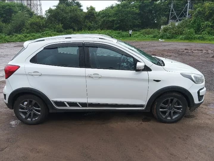 Ford Freestyle left side view